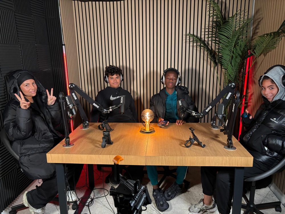 Émission au studio avec les jeunes